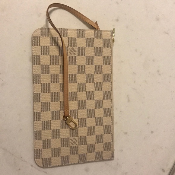 neverfull clutch